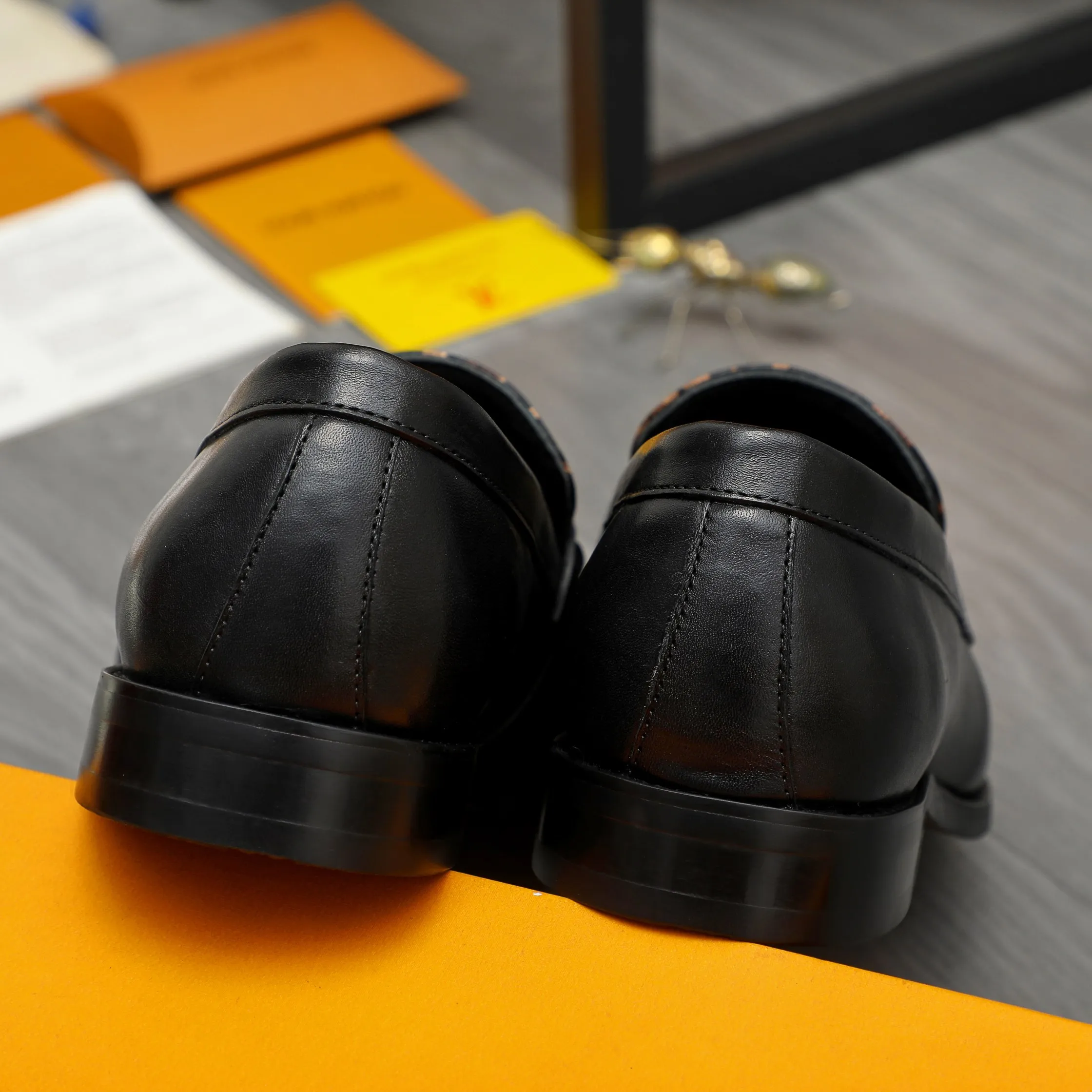 Men's shoes 💰p460 Product trademark: LV "Louis Vuitton" business slip-on leather shoes Regular size: 39-45 (45 is custom-made and non-returnable) Product materials: Selected leopard print cowhide stitching upper, cowhide lining, original rubber outsole